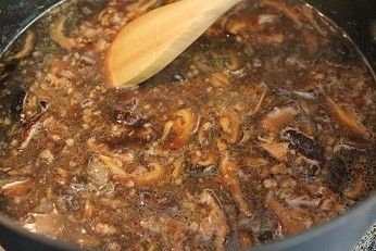 少許油, 爆香油蔥酥/蝦皮/香菇絲 , 再加豬絞肉炒散, 放醬油/水/黑糖/白胡椒粉/五香粉煮滾. 我還加了一杯的滷花生, 沒有可省略, 不影響成品效果