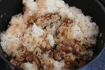 將煮好的糯米放入肉燥醬中