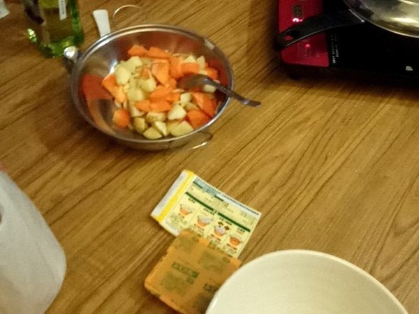 把馬鈴薯、洋蔥、紅蘿蔔切塊,放少許油下鍋拌炒,再倒入熱水煮滾,水滾後放入一大塊咖哩,記得稍稍攪拌,煮滾,即有美味咖哩可吃囉！（如果想吃軟一點的蘿蔔馬鈴薯可直接將煮滾的咖哩放入電鍋,外鍋放一杯水,再煮一次）