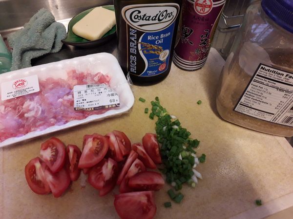 將蕃茄，蔥切小塊，然後將豬肉洗乾淨