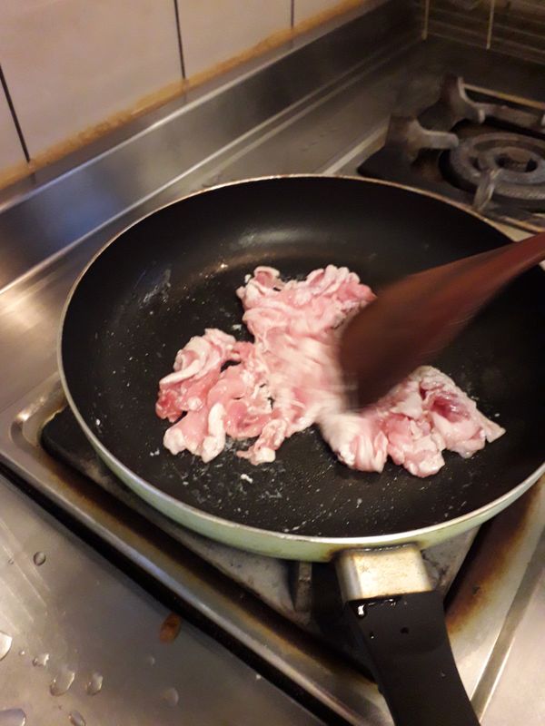 將豬肉放入平底鍋拌炒縮水後再將蒜頭放入炒香，蒜頭需要先切成小蒜粒，炒香會比較容易,不要炒太久避免豬肉變太硬太材