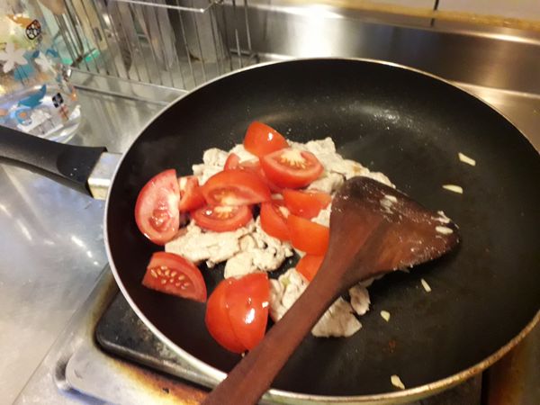 拌香後再將蕃茄放入拌炒，稍微軟之後再放入糖炒至蕃茄出水