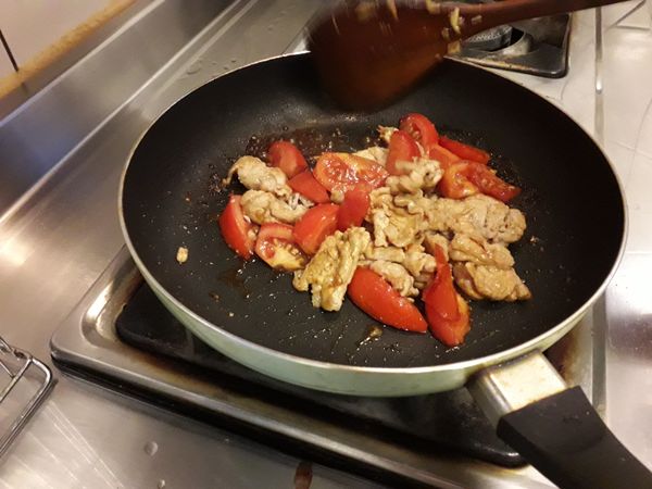 等待蕃茄出水後，稍微縮水後放入醬油拌勻，拌勻後再將切好的蔥放入炒香，蔥也不要炒太久不然會變得黑黑的不好看