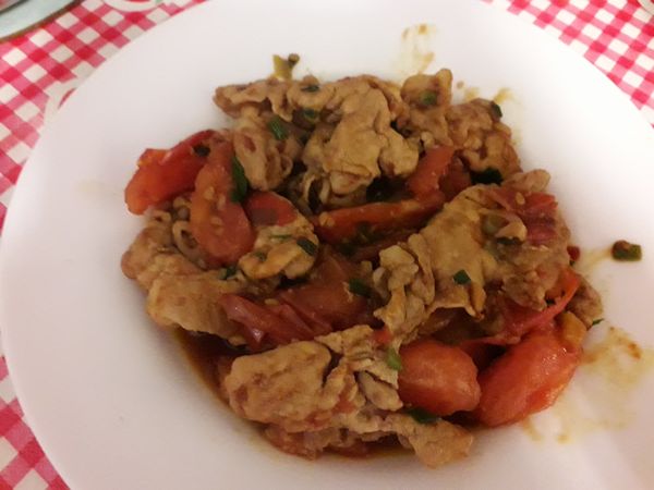 酸酸甜甜不會死鹹的蕃茄炒肉就可以盛盤上桌囉，非常的下飯