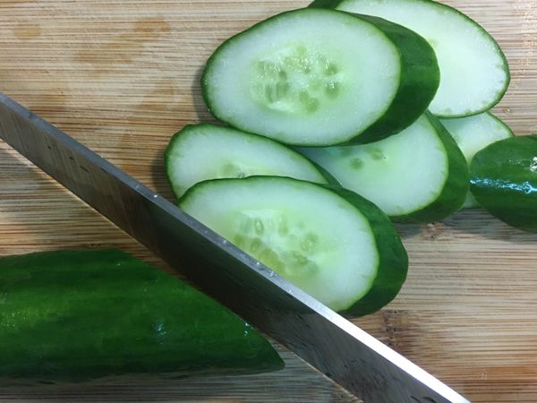 小黃瓜洗淨後切成片狀、辣椒去子在切成片狀備用