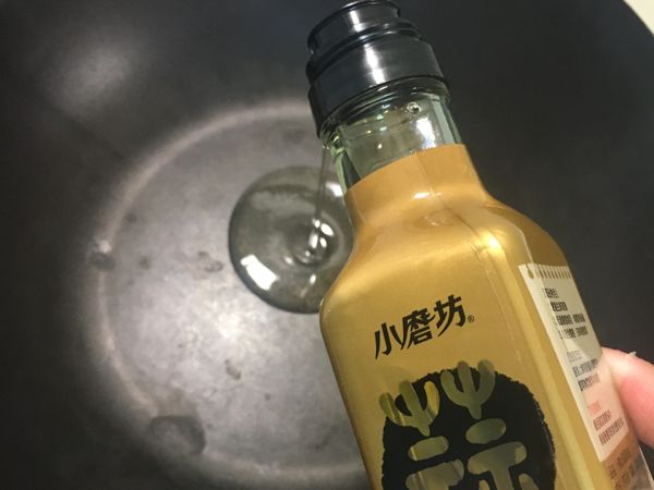 炙鐵炒鍋中火加熱約1分鐘，加入小磨坊蒜風味油取代蒜片爆香