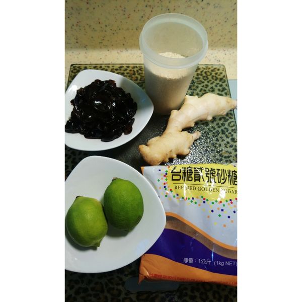 雪耳滾水氽燙8分鐘撈起瀝乾水份
+嫩薑絲+檸檬汁+二砂拌勻
醃製一晚即可品嚐
食用前加少許白芝麻更香噢！