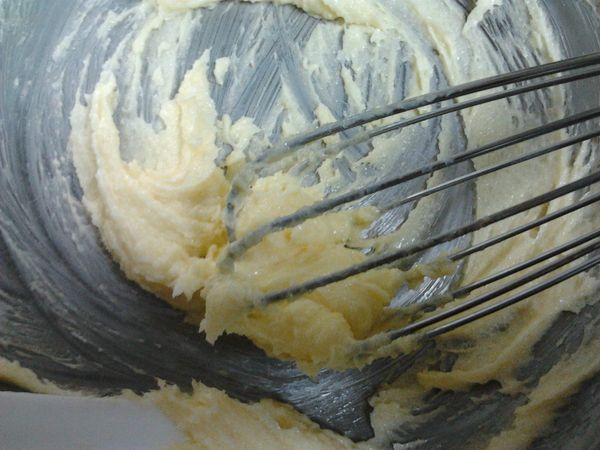 奶油切小塊+糖+鹽~攪拌均勻~用打蛋器打到顏色變淡~變白