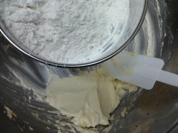 先把高筋麵粉跟低筋麵粉過篩一次均勻混合 !再次過篩分2-3次加入奶油團~攪拌均勻