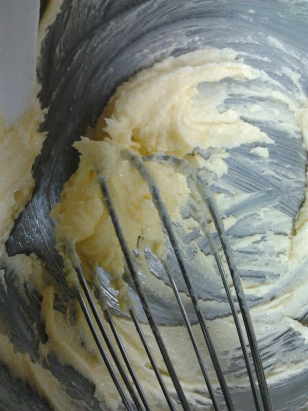 奶油切小塊+糖+鹽~攪拌均勻~用打蛋器打到顏色變淡~變白