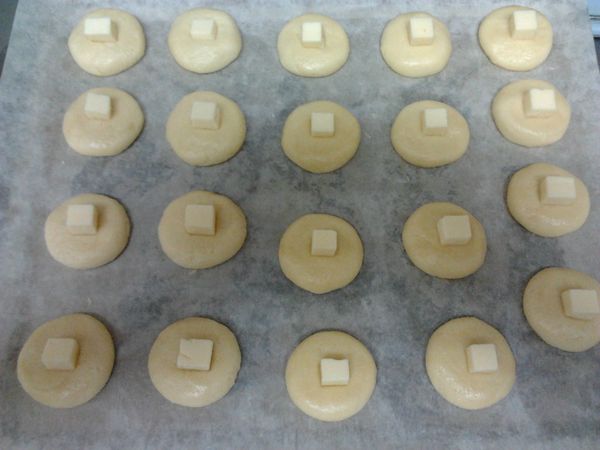 烤盤放上烘培紙~麵團分20小塊~搓圓~壓扁~放上高熔點起司再中央~烤箱預熱200度