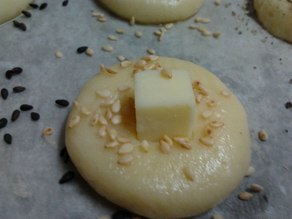 灑上白芝麻~放入烤箱~烤15分~美味完成