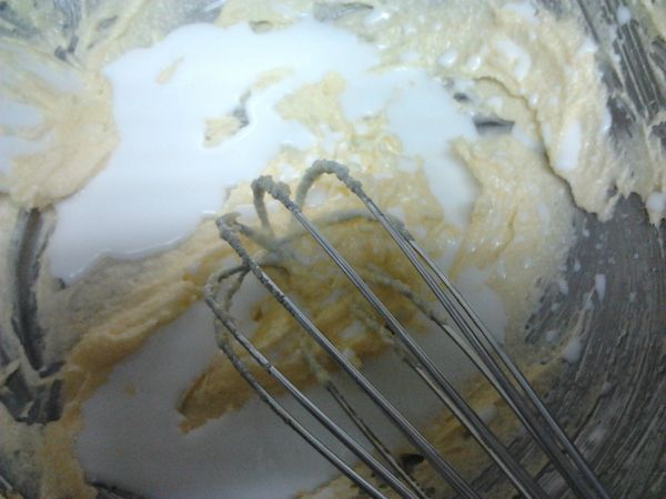 加入鮮奶~攪拌勻