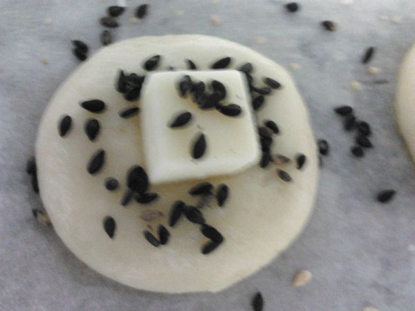 灑上黑芝麻~放入烤箱~烤15分~完成