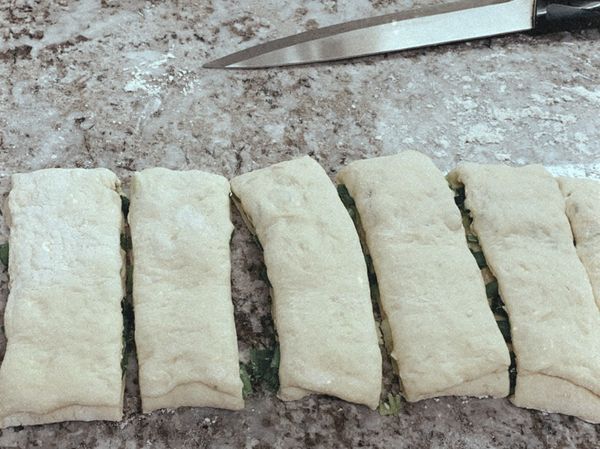 把麵團對折再對折，切成3cm寬度。