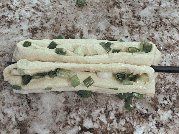 兩個疊放中間放一根筷子往下用力壓一下再拉開。