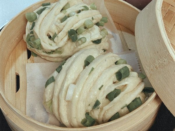 筷子壓在下面兩端收起來轉一圈收口放下面藏起來，墊上蒸籠紙放進蒸籠發酵至2倍大，用中大火蒸10分鐘，完成了！🛎✔️