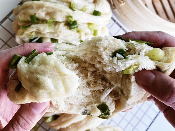 小心得：
蒸籠蒸好像還是比電鍋蒸起來漂亮，電鍋蓋子的水會滴到花捲上變得比較不漂亮，相較之下蒸籠蒸出來確實很完美。