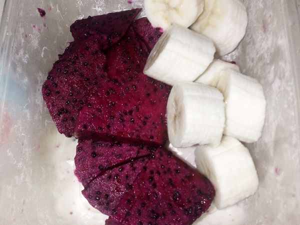 火龍果、香蕉切塊，加無糖優酪乳以果汁機打成汁