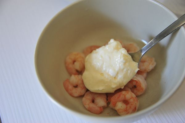 蝦仁去殼後以橄欖油先炒熟，起鍋前撒上少許白胡椒粉調味。

放涼後加入一湯匙美奶滋拌勻，份進冰箱冷藏備用。
