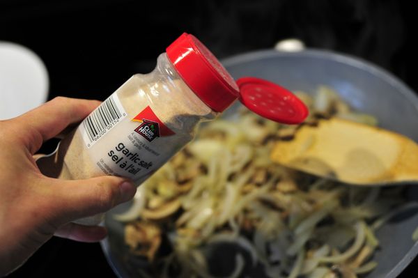 洋蔥切絲、洋菇切片以橄欖油炒軟，起鍋前撒上少許蒜鹽粉調味備用。