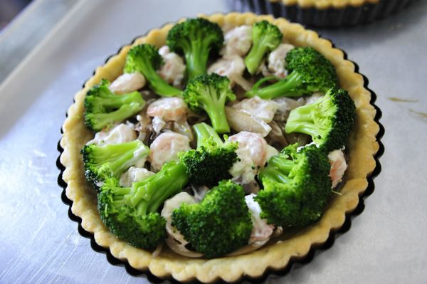 繼續放上裹了美奶滋的蝦仁及花椰菜。