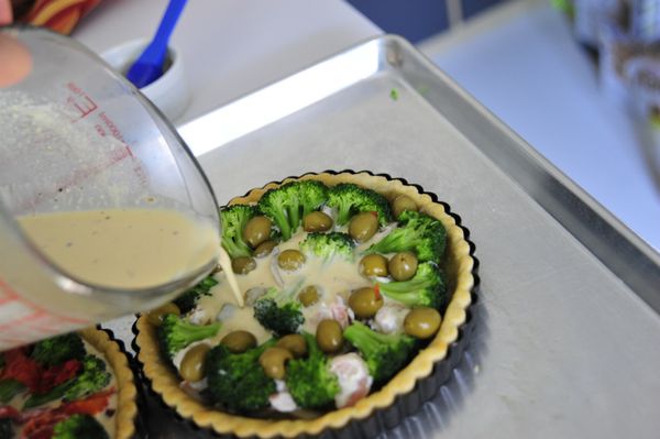 將綠橄欖分佈均勻的塞進其間縫隙。

將調好的起司蛋液自派中央注入，當蛋液升高至派皮邊緣約九~十分滿時即停止。