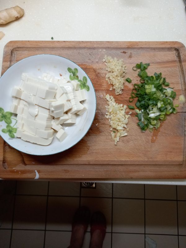 薑，蒜切末
蔥切蔥花
豆腐切小塊