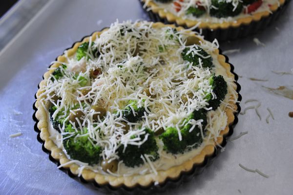 最後在表面撒上裝飾Mozzarella起司，並灑上蒜鹽粉、乾燥羅勒葉即可準備進烤箱。