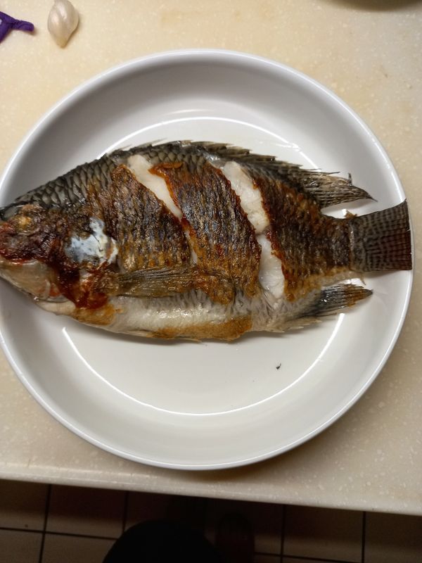 鍋中放少許油，將魚放入鍋中煎至兩面恰恰，將魚鏟出放盤中