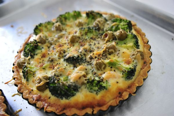 烤箱預熱至180度(華氏350度)，烤盤放進烤箱中層先設定烘培時間為25分鐘，，之後再將溫度調高至190度(華氏380度)，並將烤盤移到最上層接近烤管地方，讓起司表面及蛋液快速沸騰，顏色轉為金黃色，全程約5分鐘後即可出爐。