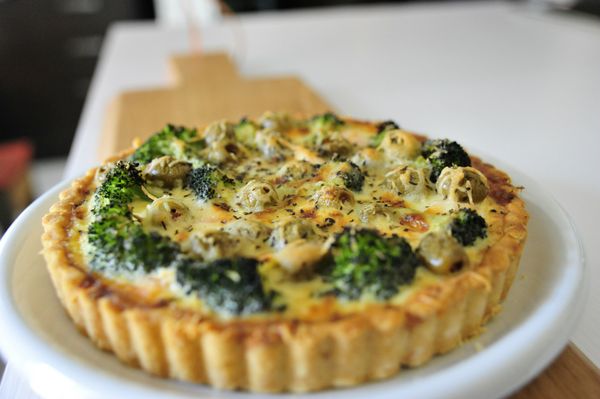 鹹派出爐需徹底放涼才能脫模，因為在冷卻過程中蛋液會愈形固化，且派皮冷卻後會自然內縮，所以很輕鬆就能脫模。