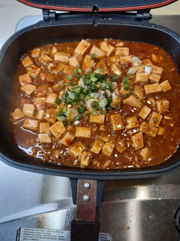 將部分蔥花加入拌炒，即可把醬汁淋在魚上面