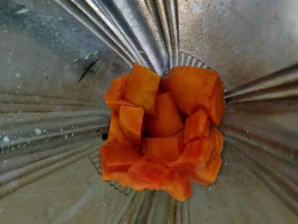 從冰箱發現沒吃木瓜，削皮切塊放入果汁機。加入鮮奶+鹽，打成汁。