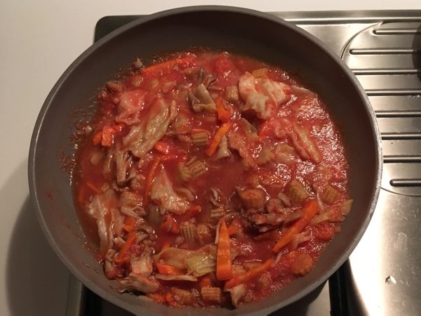 等所有的料都炒熟之後再加入打成泥漿的番茄汁，這邊可以邊調味，加入少許的鹽巴以及醬油，如果覺得番茄汁太酸，加入一些些醬油可以綜合一下酸味