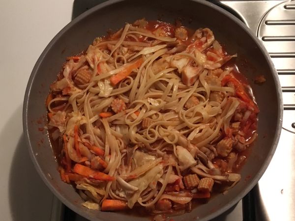 調味完成之後，加入之前煮好的麵條，煮到麵條遊吸汁入味之後，就可以盛起來囉