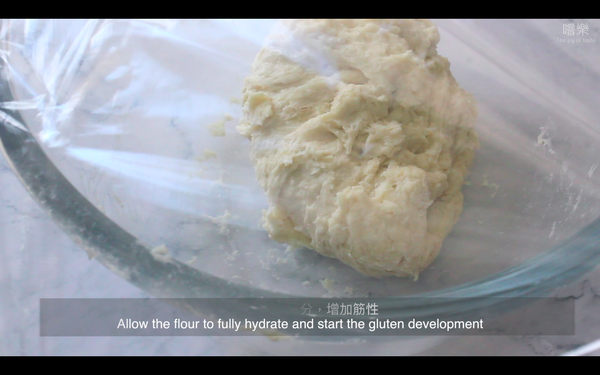 在碗中加入高筋麵粉、鹽、速發酵母、糖和牛奶
攪拌至無粉粒,約1-2分鐘
蓋上保鮮紙或毛巾靜待20分鐘
讓麵粉吸收水分，增加筋性
不想等待的朋友也可以直接搓揉麵糰約8- 10分鐘, 再接著下一個步驟