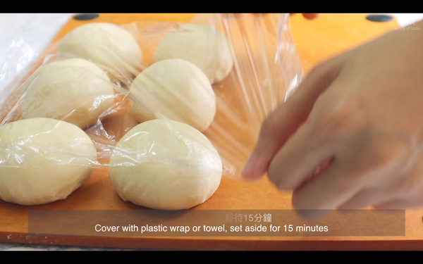 取出麵糰後按壓麵團來排出空氣
把麵糰分成6份
進一步排氣及搓圓
蓋上保鮮紙或毛巾靜待15分鐘