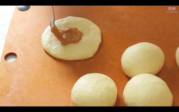 反轉麵糰然後重覆排氣，加入花生醬
搓圓後壓扁