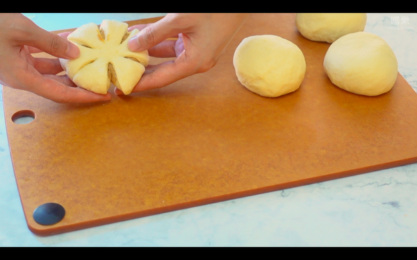 在麵團上切6下，每條約2厘米長
蓋上保鮮紙或毛巾發酵30分鐘