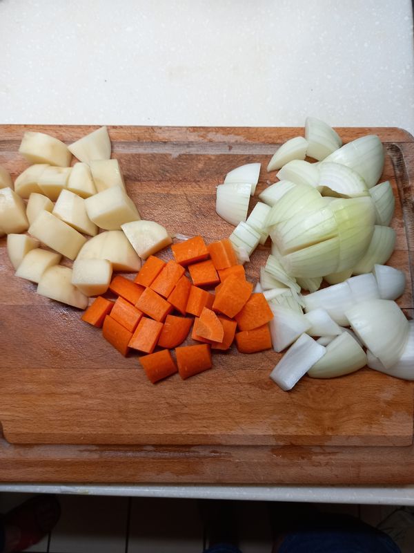 將所有材料（洋蔥、紅蘿蔔、馬鈴薯）切塊備用