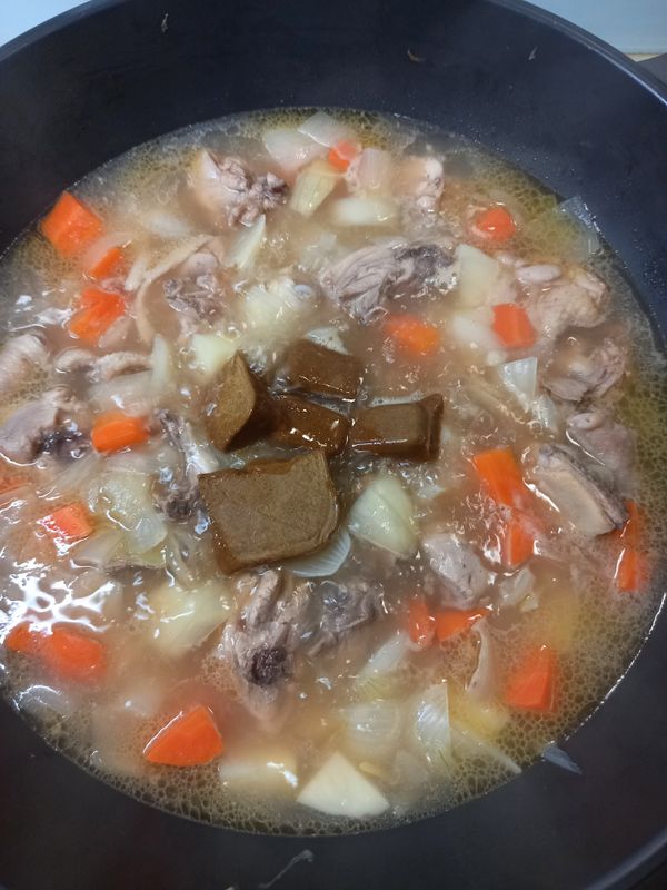 加入咖哩蓋上鍋蓋，再滾10分鐘使其入味