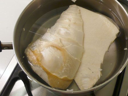 竹筍對切，加冷水煮10分鐘，熄火浸20分鐘燜熟