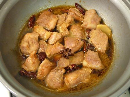 放入蔥段&amp;調味料，加水200cc大火煮滾改小火燒20分鐘