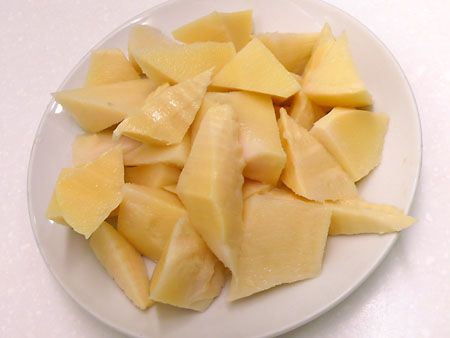 步驟1之熟筍切滾刀塊，放入肉鍋煮20分鐘，完成。