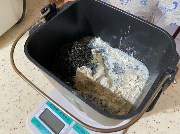 將所有食材放入麵包機按下麵團模式就可以了唷！
（蛋及杏仁片先不要放唷）
