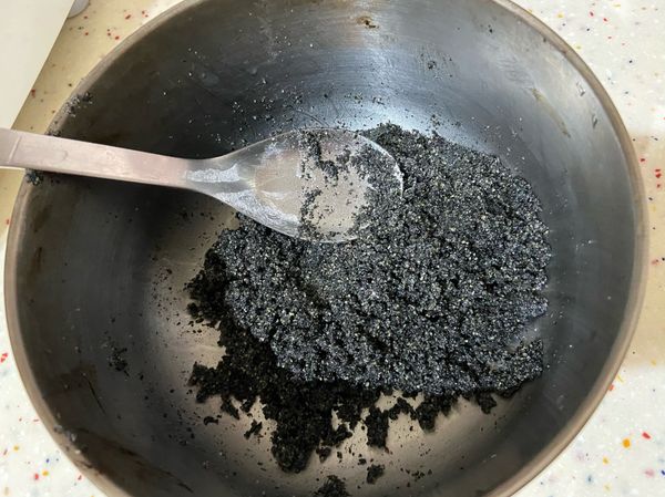 等麵包機的同時可以準備黑芝麻餡
將餡的食材放鍋內攪拌至均勻就好囉
很簡單吧！