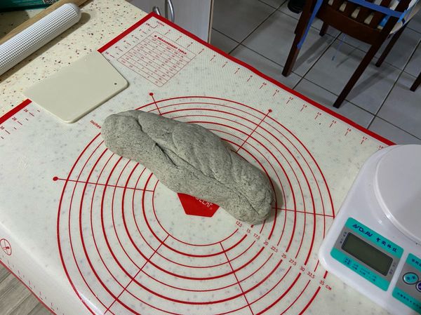 麵團好了後取出拍打一下揉成長條形