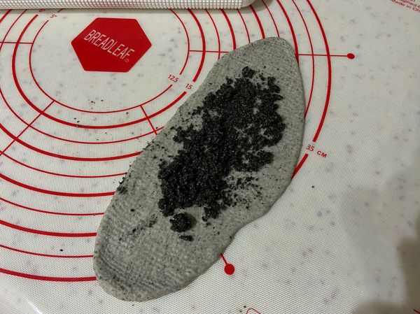 取出一團
將它擀成長條形後放入黑芝麻餡