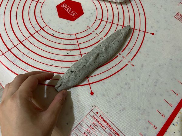 兩邊對折再將它黏起來上下兩邊也要黏起來